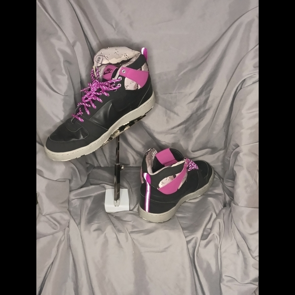 Nikes - Picture 2 of 4